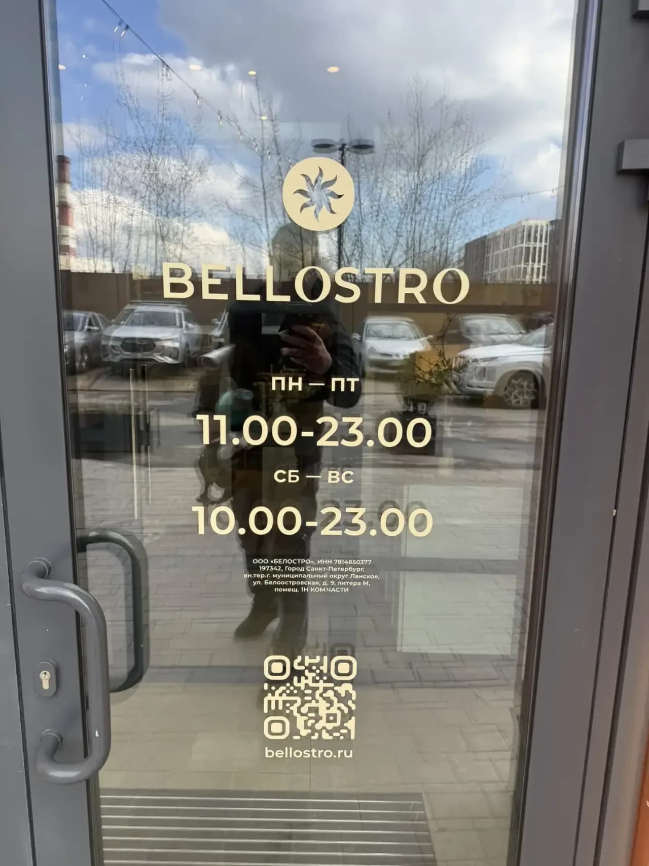 Наклейки на стекло ресторана Bellostro: логотип, график работы и QR-код, Санкт-Петербург