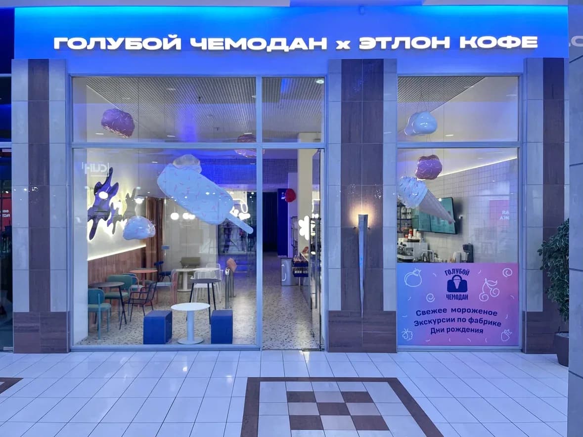Световая вывеска в торговом центре, интерьер точки, Санкт-Петербург