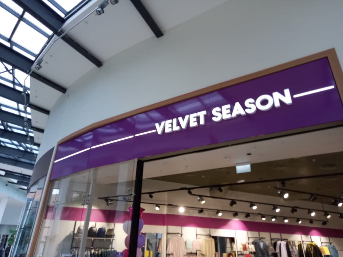 Фиолетовый световой короб Velvet Season на входе в магазин, Санкт-Петербург