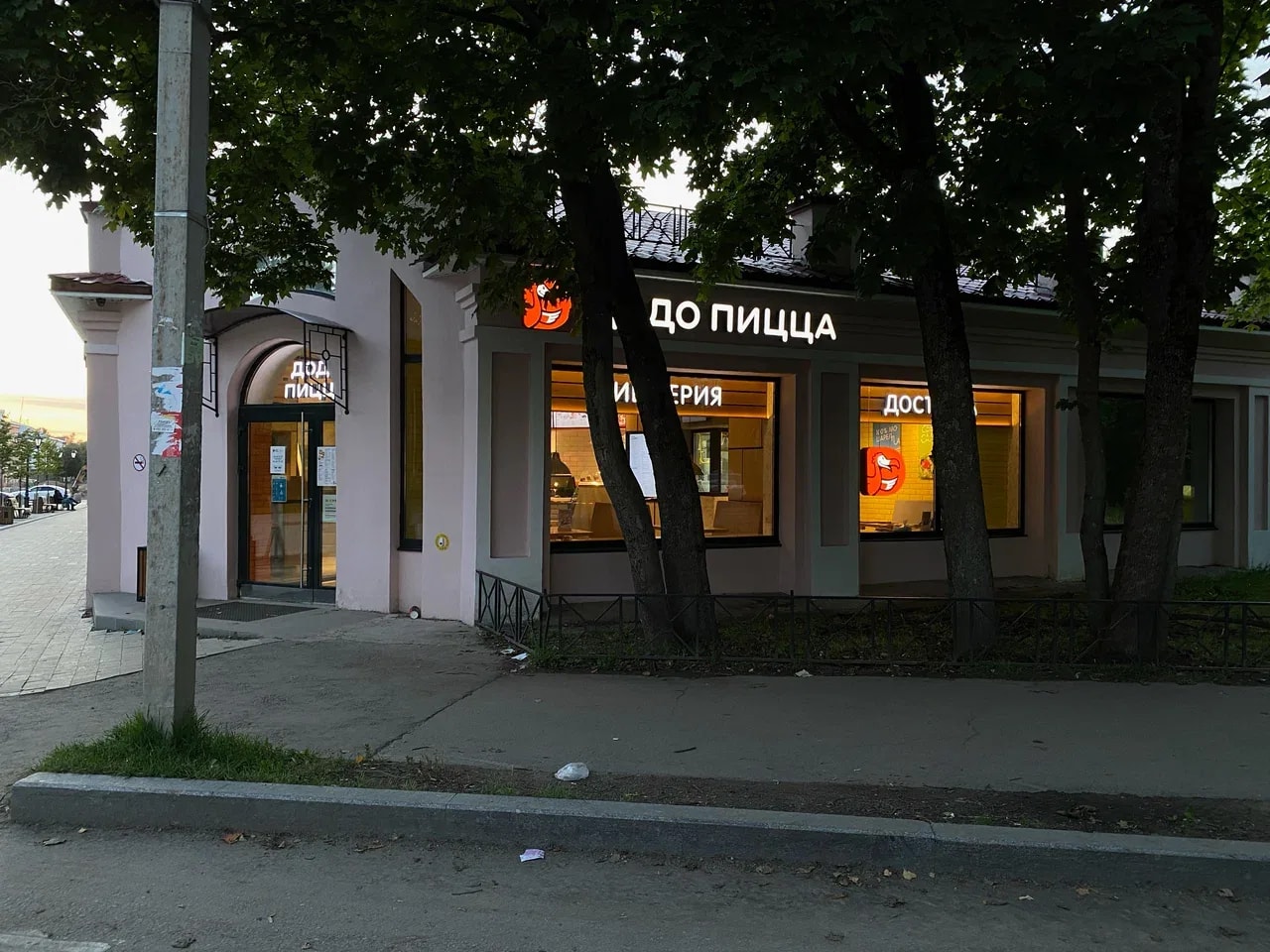 Объёмные буквы Dodo Pizza над входом и витринами, Соборная ул., 20А, Гатчина