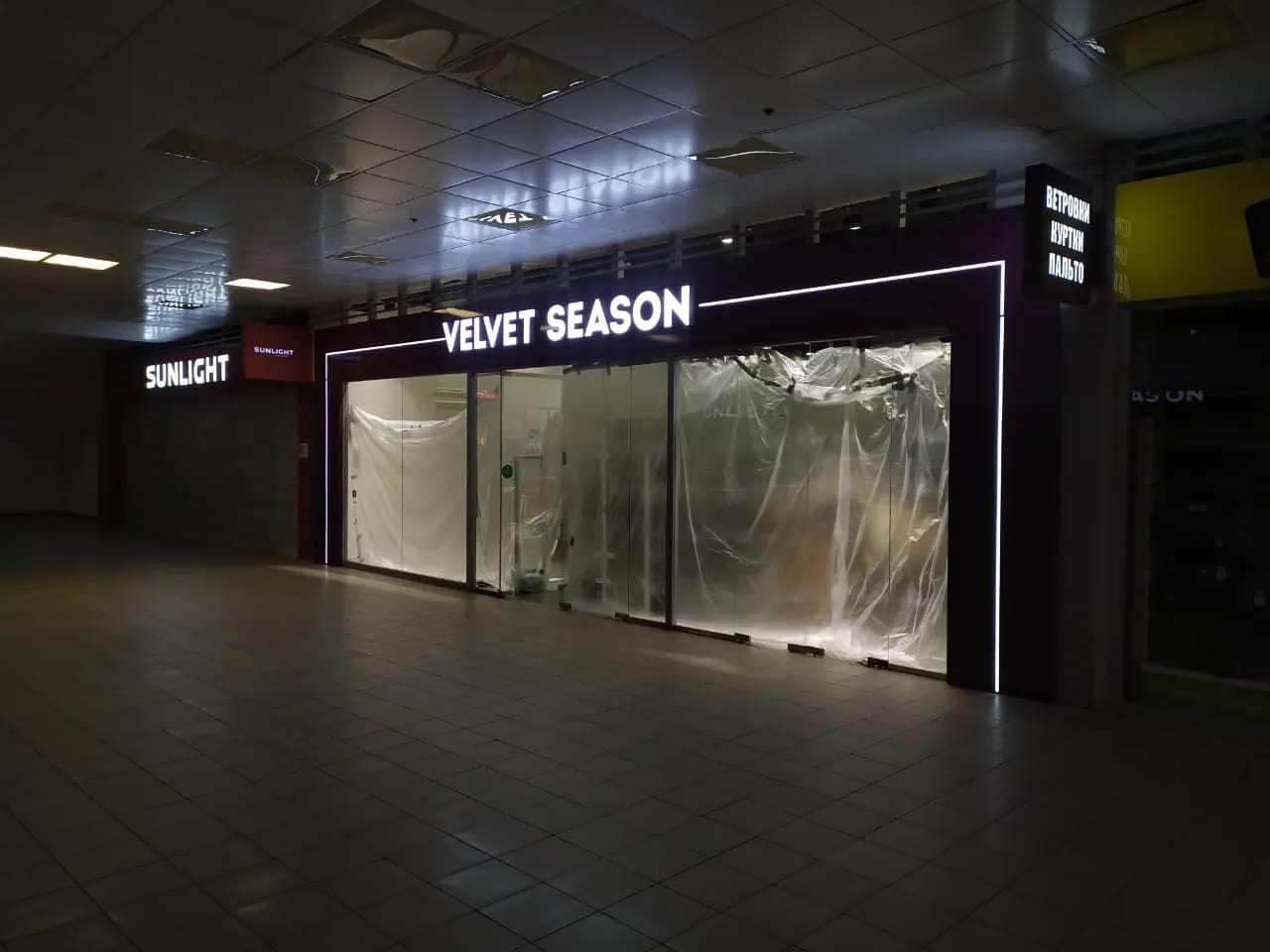 Лайтбокс Velvet Season в торговом центре, белые световые буквы, Санкт-Петербург
