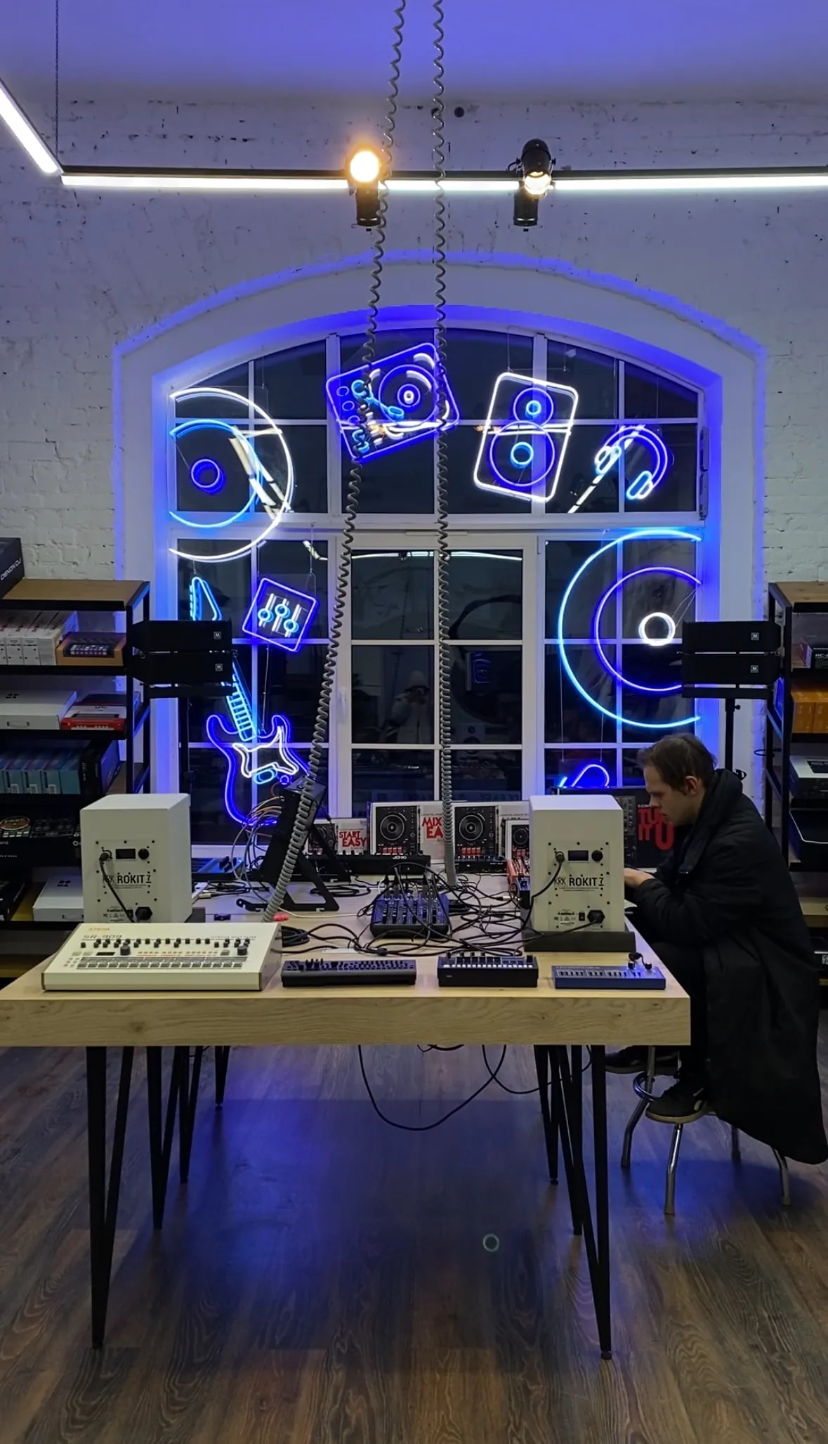 Неоновые вывески в витрине музыкального магазина DJ Store на Обводном канале, Санкт-Петербург